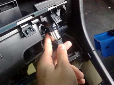 GROM USB MP3 and iPod  adapter in Honda Accord 2007 - disconnect the 12V power socket