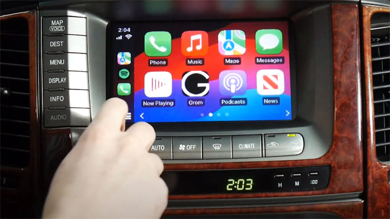 CarPlay on Toyota Land Cruiser 2004-2007 nav stereo with GROM VLine VL2